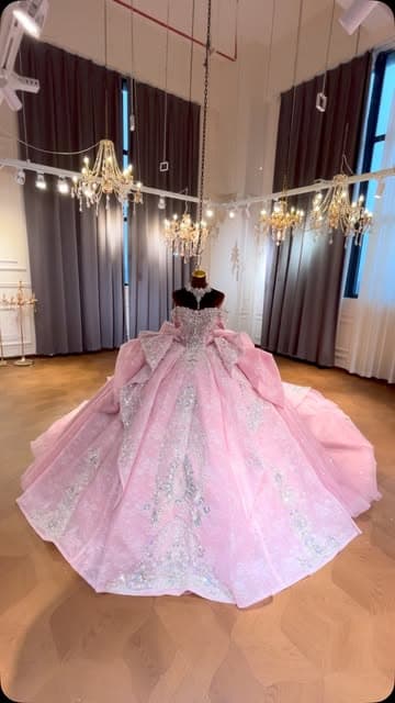 Instagram post by @amanda.novias_quinceaneradress