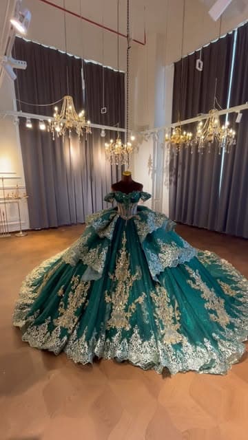 Instagram post by @amanda.novias_quinceaneradress