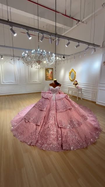 Instagram post by @amanda.novias_quinceaneradress