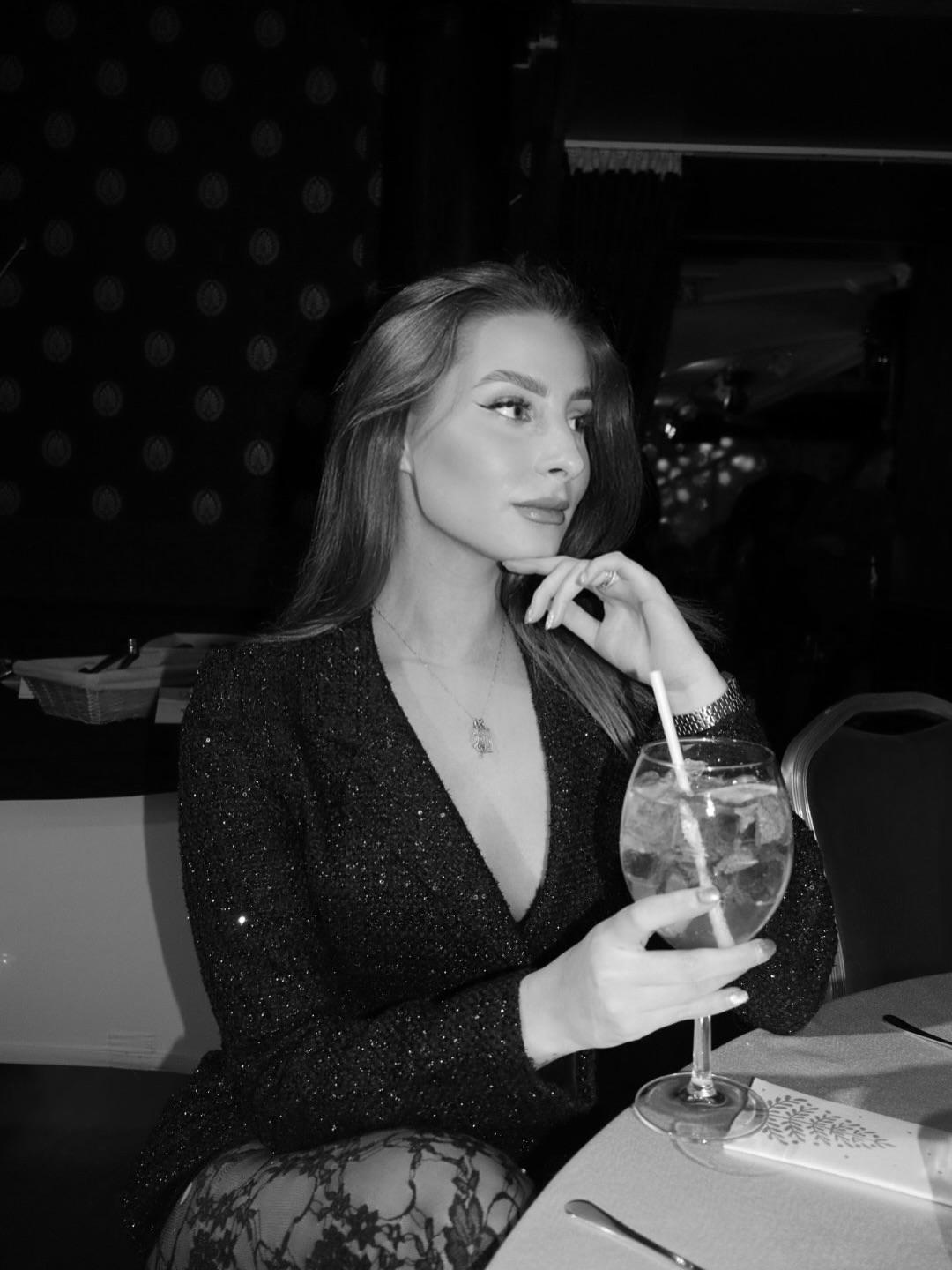 Instagram post by @becseizoe