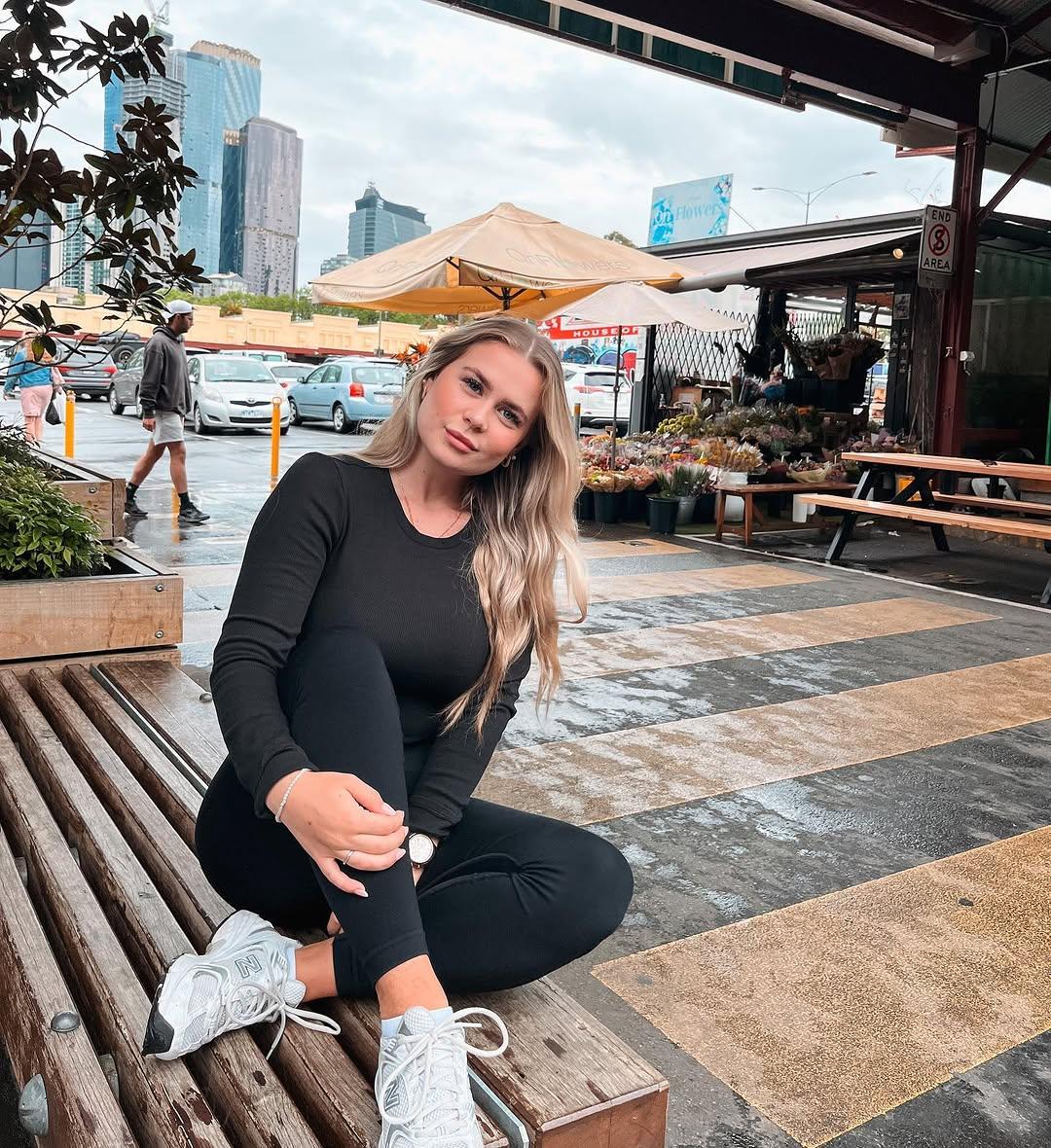 Instagram post by @bellainastr
