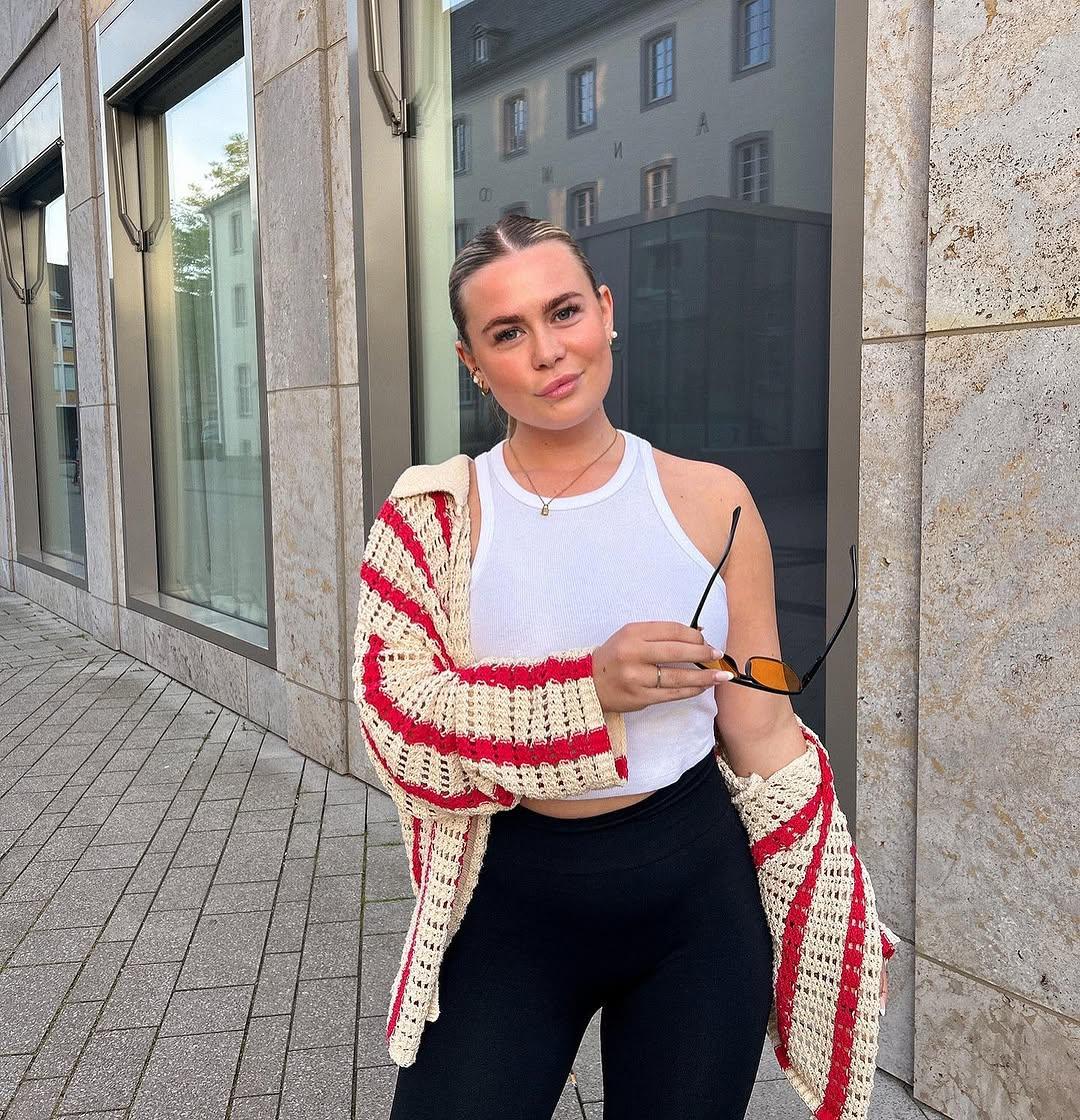 Instagram post by @bellainastr
