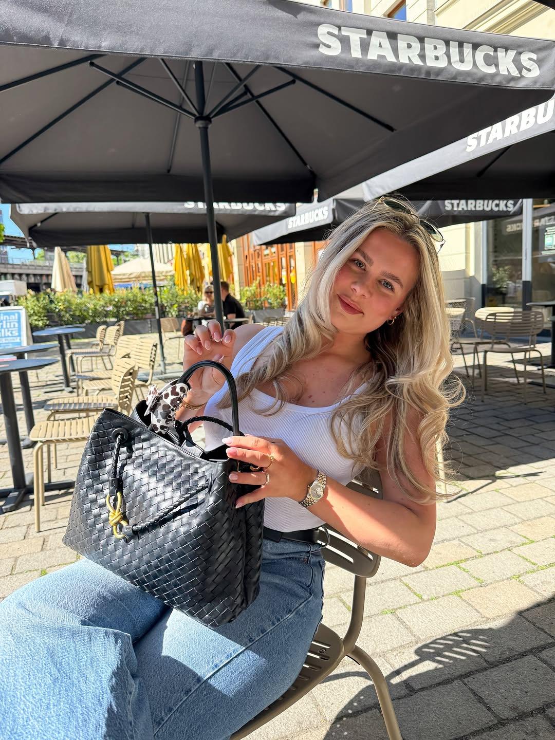 Instagram post by @bellainastr