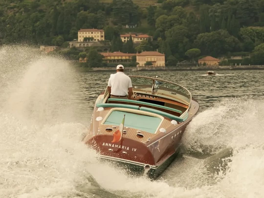 Instagram post by @comoclassicboats
