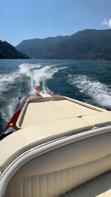 Instagram post by @comoclassicboats