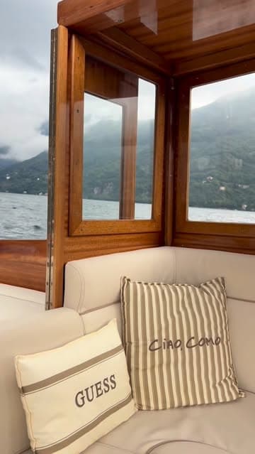 Instagram post by @comoclassicboats
