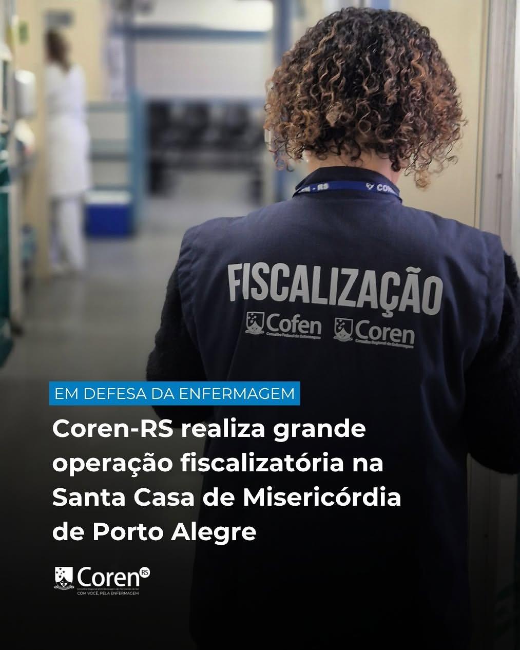 Descrição da imagem: Fotografia em ambiente interno, num corredor de hospital. No plano principal, vista de costas, está uma profissional de cabelos cacheados escuros usando o colete azul-marinho padrão da fiscalização. Nas costas do colete está escrito "FISCALIZAÇÃO" em letras grandes e reflexivas, com as logomarcas do Cofen e do Coren logo abaixo. O fundo está levemente desfocado, mostrando equipamentos médicos e a silhueta de outra profissional vestida de branco. No terço inferior da imagem, um box azul traz o texto "EM DEFESA DA ENFERMAGEM". Abaixo dele, em letras brancas de destaque, está escrito: "Coren-RS realiza grande operação fiscalizatória na Santa Casa de Misericórdia de Porto Alegre", acompanhado da logomarca do Coren-RS. A imagem transmite uma atmosfera de trabalho sério e focado.