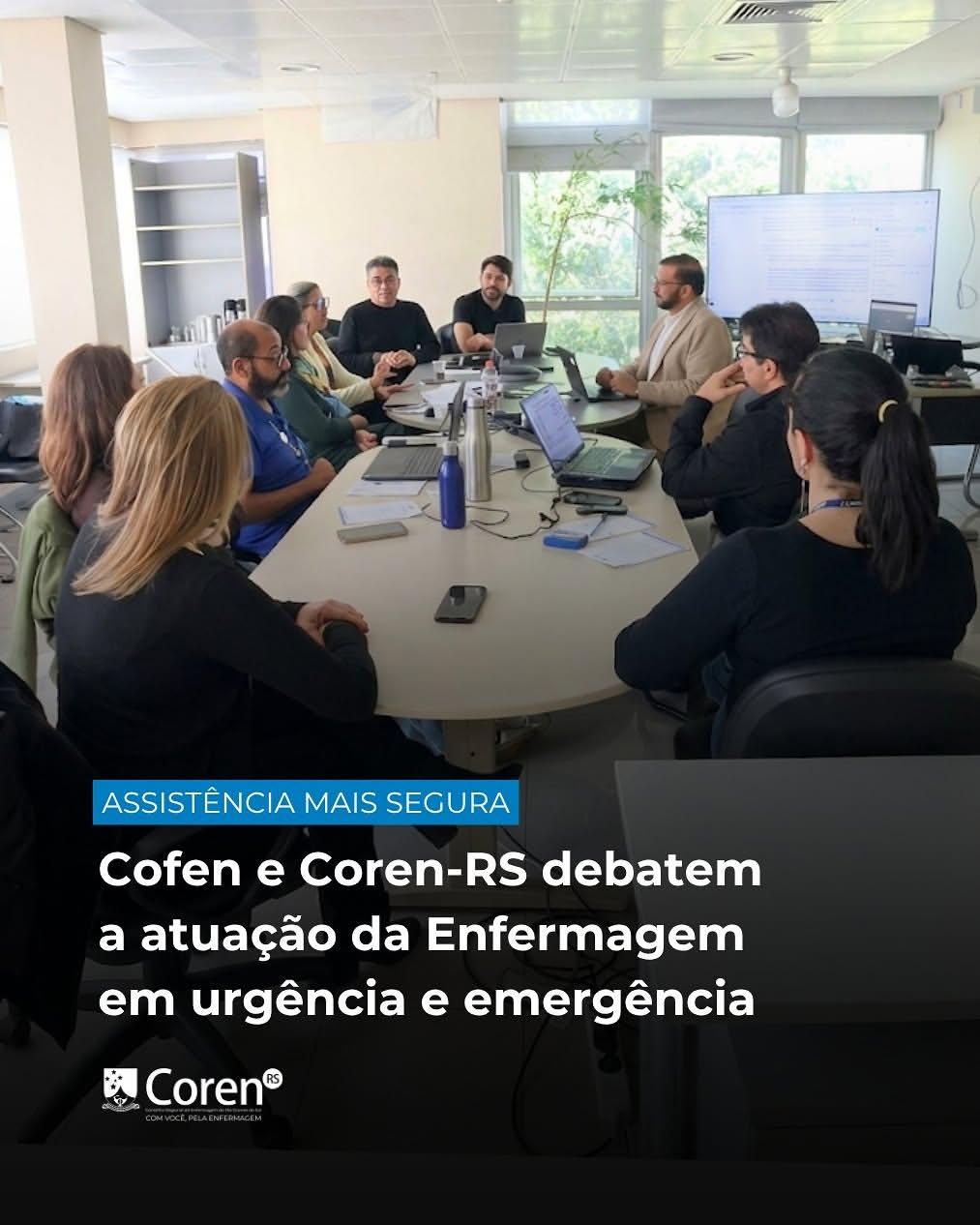 Fotografia em formato vertical, registrada em ambiente interno e bem iluminado durante o dia. No plano principal, ao centro da imagem, há uma grande mesa de reuniões oval, na cor branca. Ao redor dela, estão sentadas dez pessoas, entre homens e mulheres, que participam de um encontro de trabalho. Algumas prestam atenção em quem está falando, outras acompanham a reunião e há equipamentos como notebooks, celulares e cadernos sobre a mesa. Ao fundo, amplas janelas de vidro mostram a vegetação verde do lado de fora, com entrada de luz natural. Do lado direito, um monitor em um suporte exibe um texto em formato de apresentação. Na parte inferior da foto, sobre um fundo azul-escuro e preto com efeito de degradê, há um bloco de texto escrito em branco: a tag "ASSISTÊNCIA MAIS SEGURA" dentro de um retângulo azul, seguida do título "Cofen e Coren-RS debatem a atuação da Enfermagem em urgência e emergência". No canto inferior esquerdo está a marca do Coren-RS, acompanhada do slogan "Com você, pela Enfermagem". A imagem transmite um clima de seriedade, foco, colaboração e debate técnico.