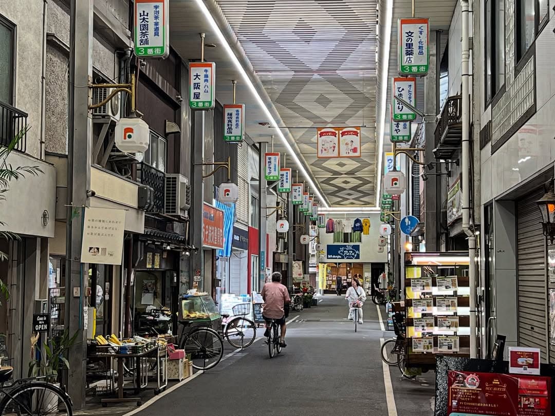 昭和レトロなアーケード商店街。2010年代に比べるとめっちゃ店が減って、近くのスーパーにはやたら人がいるけどここはひっそり。もう衰退フラグ止まらないけど、袖看板からはかつてあらゆる業種があって、相当賑わっていた雰囲気。