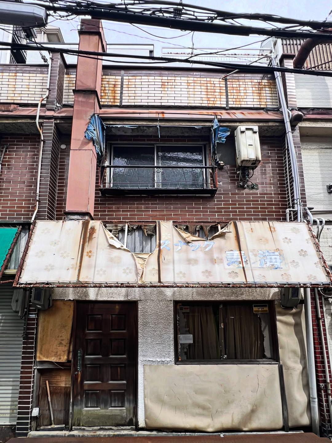 装テンがボロボロのスナック跡。高度成長期の頃のレトロビル。店舗上はマンション的アパート。色んな訳ありの人が暮らしていたかのような雰囲気。