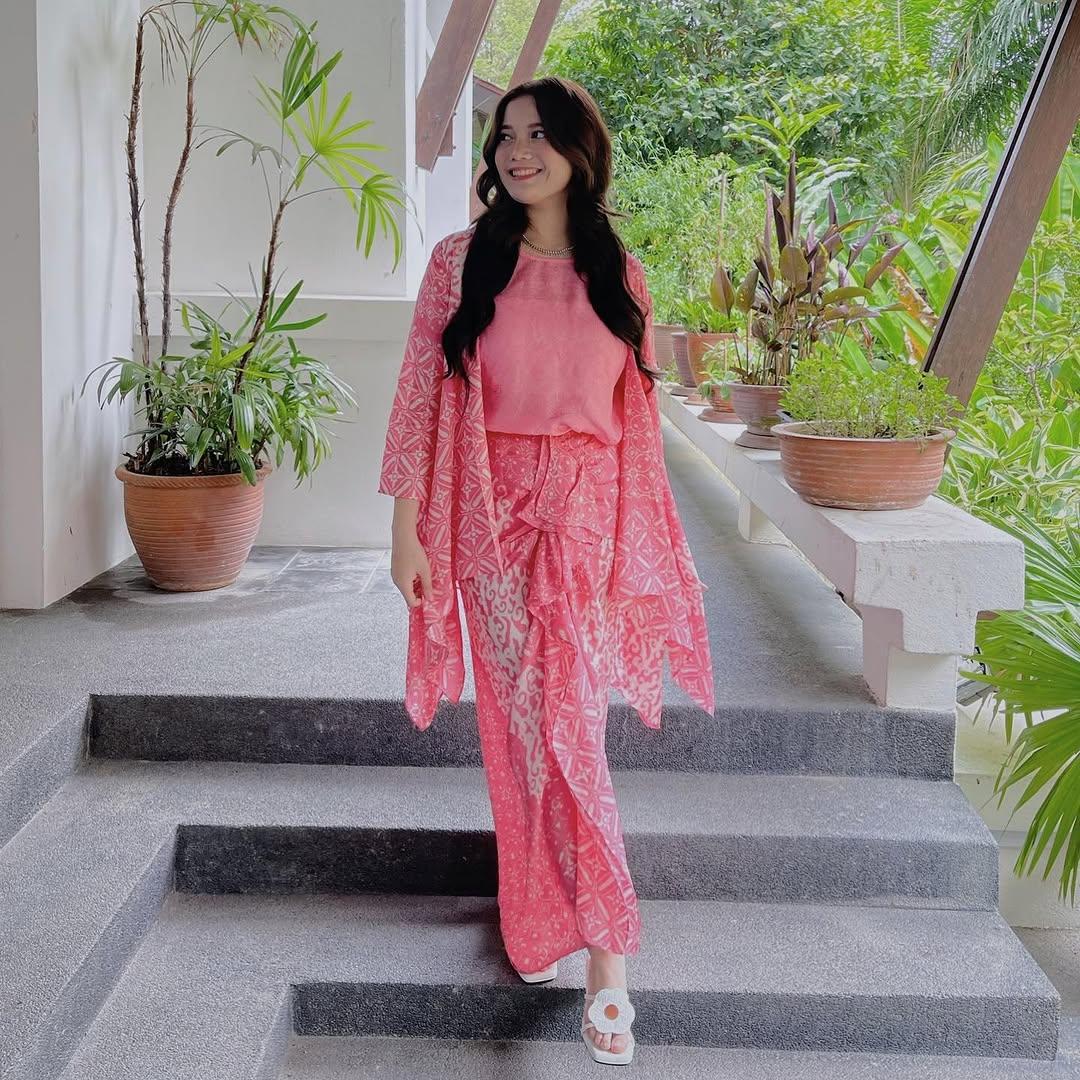 Instagram post by @kasihirisleona