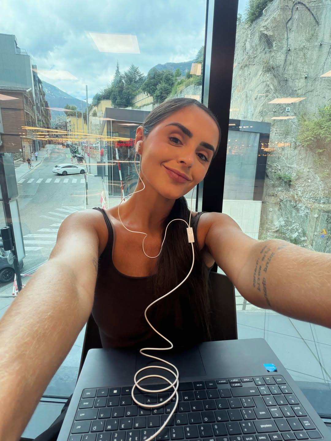 Instagram post by @mayragnetto