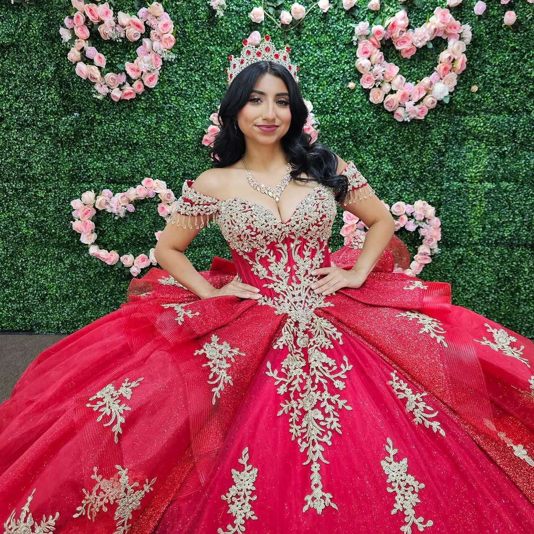 Instagram post by @quinceanerasandbridals