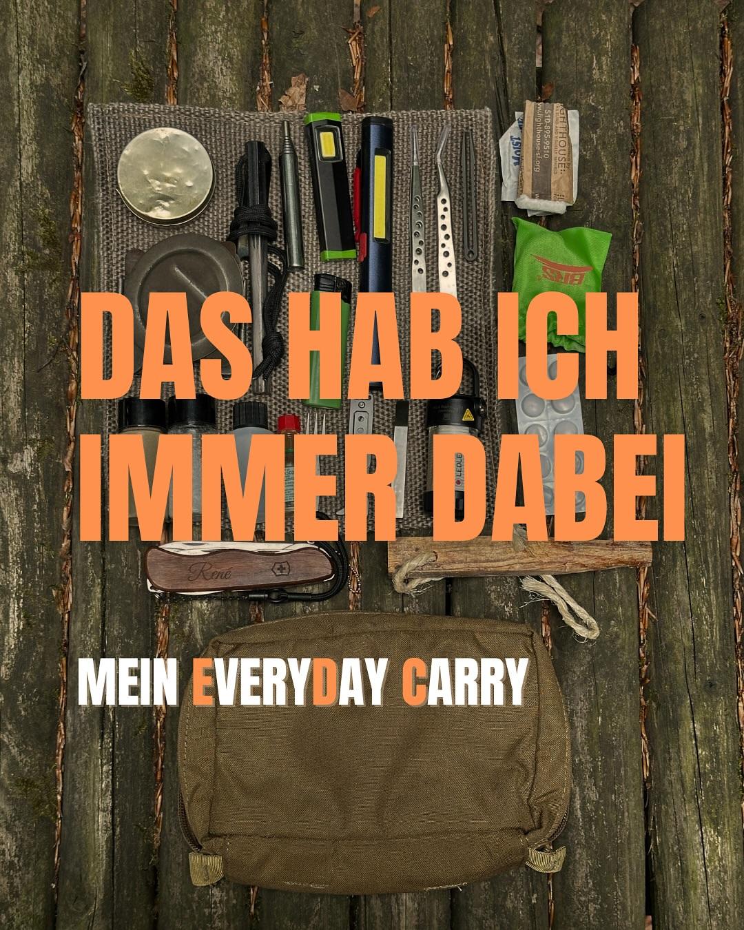 Outdoor-Ausrüstung und Survival-Tools als Everyday Carry (EDC) auf Holzuntergrund: Taschenmesser, Multitool, Feuerstahl, Taschenlampe, Notfallausrüstung und Bushcraft-Gear. Text-Overlay: „Das hab ich immer dabei – Mein Everyday Carry“