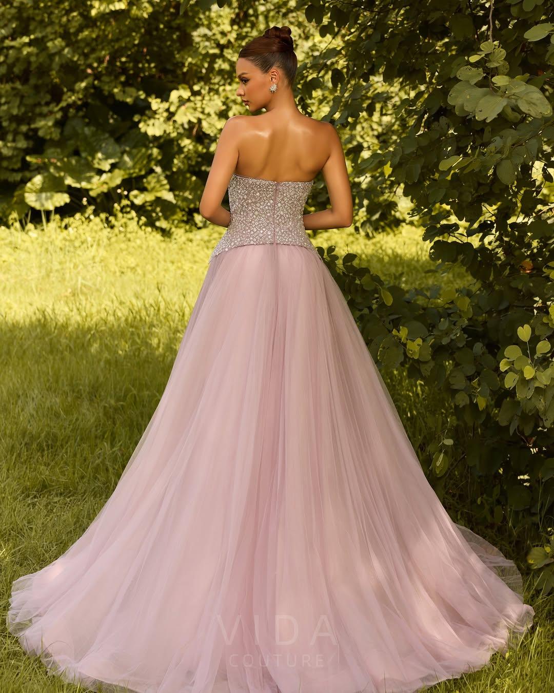 Instagram post by @vidacouture.official