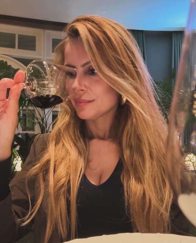 @crissantanna's Instagram post posted on date 10/12/2026 which generated 903 likes and 81 comments