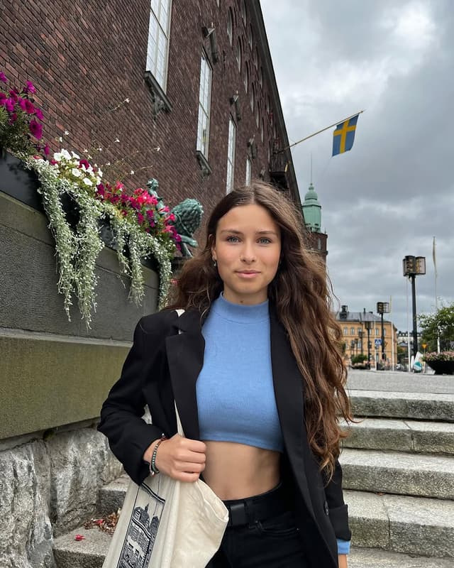 @dashaeremina0604's Instagram post posted on date 9/2/2022 which generated 447 likes and 29 comments