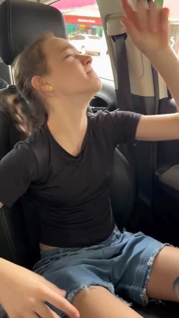 @laradabatera's Instagram post posted on date 10/11/2026 which generated 940 likes and 27 comments