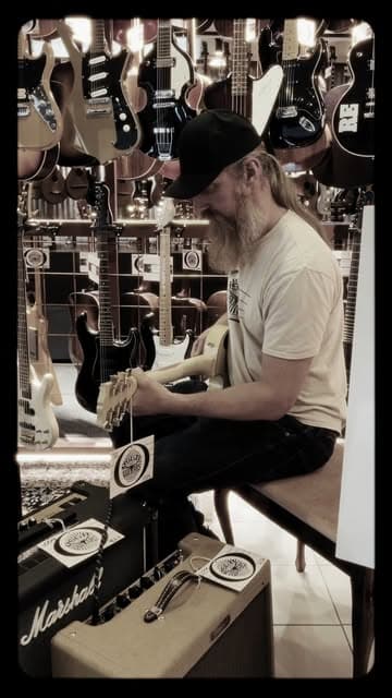 @oscarguitars.se's Instagram post posted on date 9/10/2026 which generated 3 likes and 0 comments