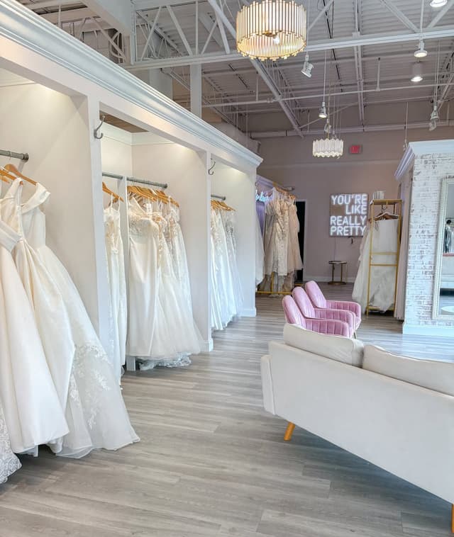 @signaturebridalstl's Instagram post posted on date 10/21/2024 which generated 19 likes and 2 comments