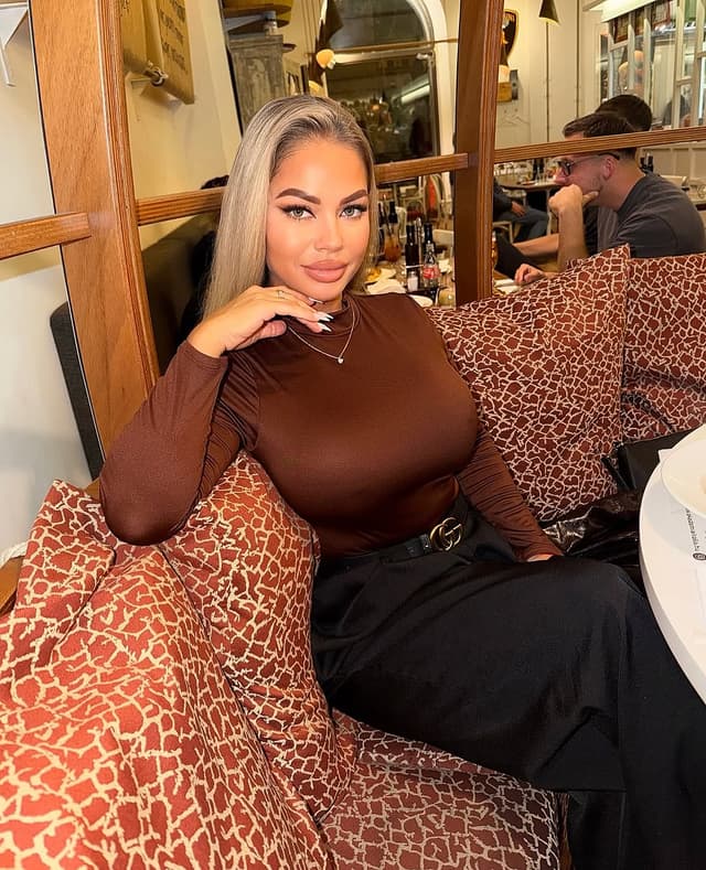 @sylvi_mny's Instagram post posted on date 10/9/2026 which generated 4256 likes and 18 comments